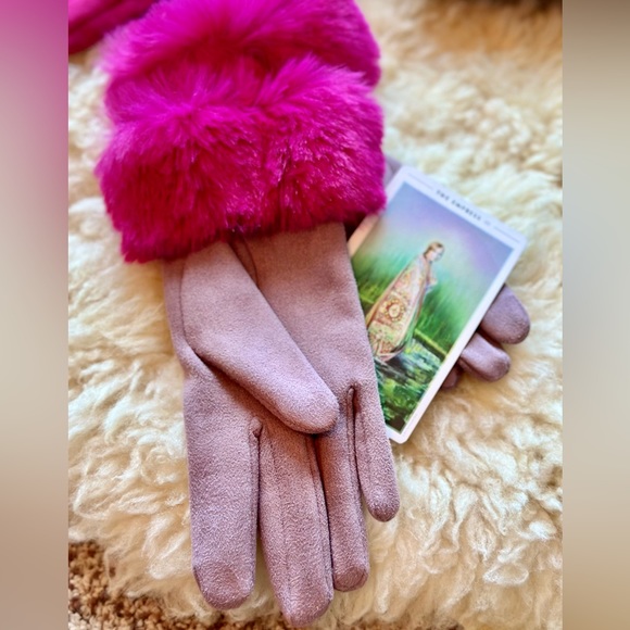 Powder Designs UK Bettina Lilac & Fuchsia Gloves Faux Fur - Picture 9 of 10